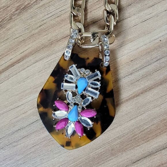 Tortoise Shell Acrylic Bejewled Curb Chain Pendant Necklace - Picture 3 of 11
